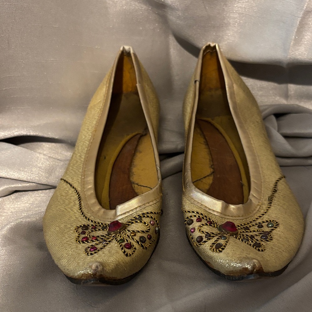 Vintage 80’s curled toe flats